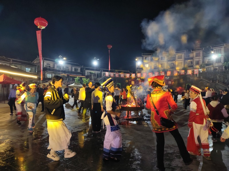 百里杜鵑管理區鵬程街道開展“天天篝火、夜夜狂歡”活動。