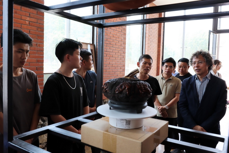 “清鎮瓜燈省級非遺傳承人”馮光超（右四）介紹清鎮瓜燈非遺文化。