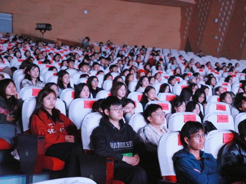 電影《我要當老師》在貴州民族大學舉行專場點映。