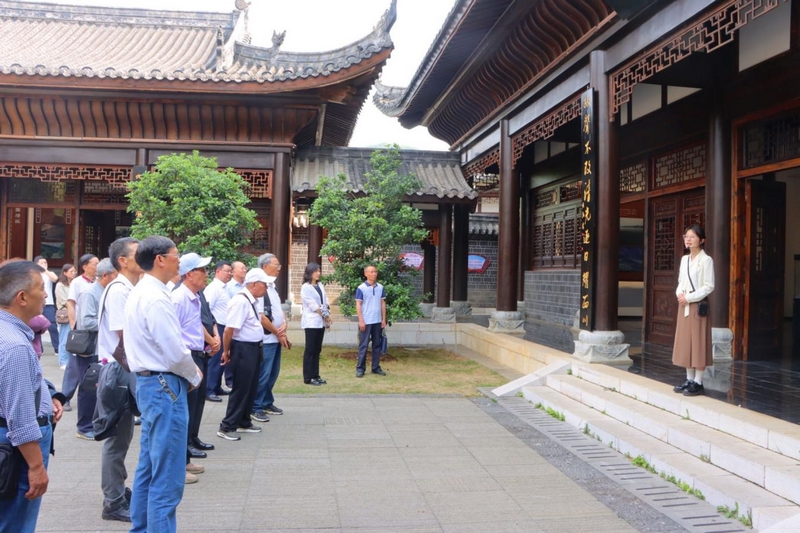 在織金縣平遠古鎮丁公祠開展“微黨課”活動。