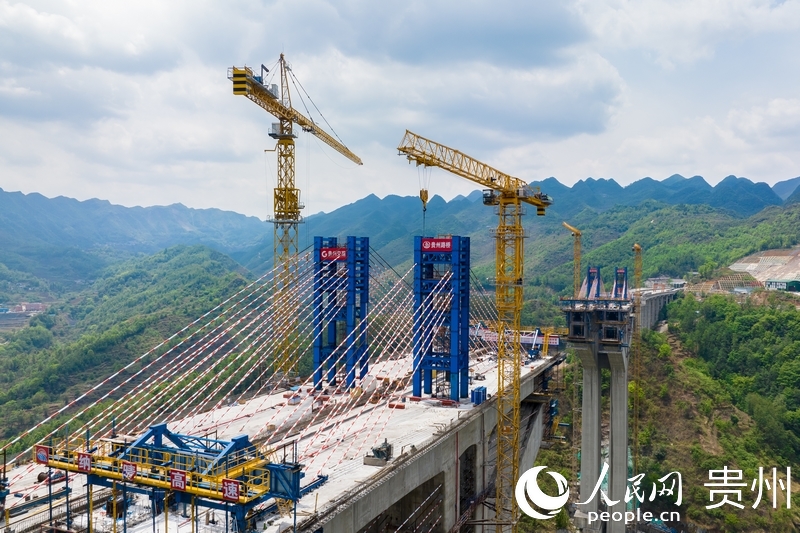 建設中的六枝特大橋（4月19日拍攝）。人民網 涂敏攝