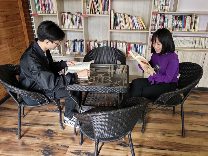 合馬知行書舍擺放整齊。