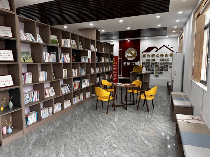 簸箕壩村農家書屋擺放整齊。