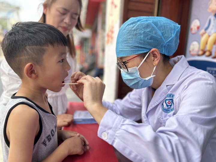 與大方縣中醫醫院共同開展愛牙日活動。貴陽市口腔醫院供圖