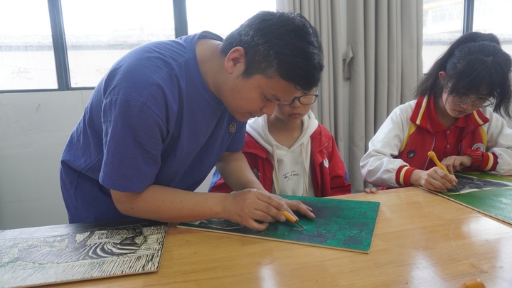 讓勞動教育在校園里“生根”。