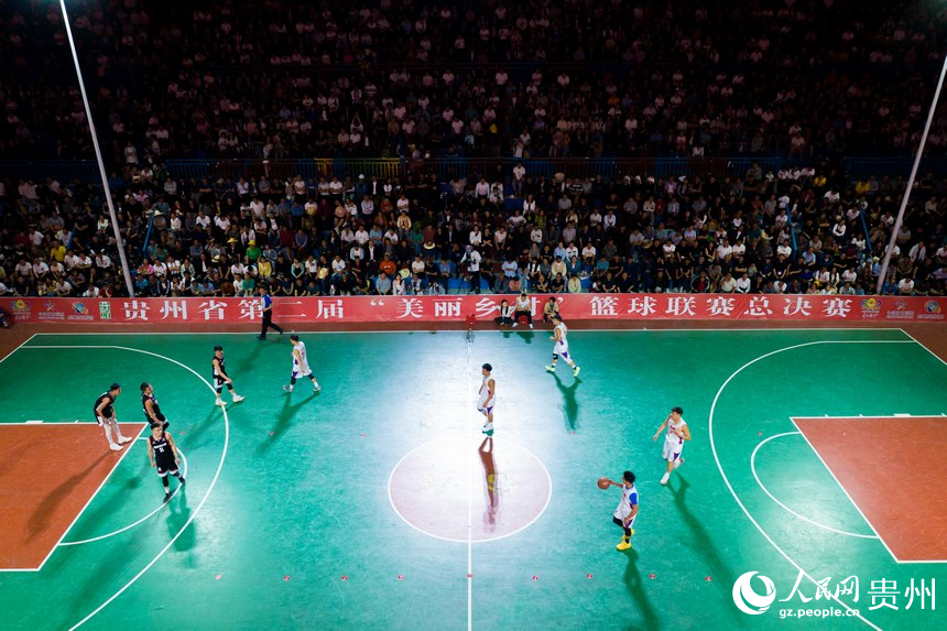 航拍貴州省第二屆“美麗鄉村”籃球聯賽總決賽現場。人民網記者 涂敏攝