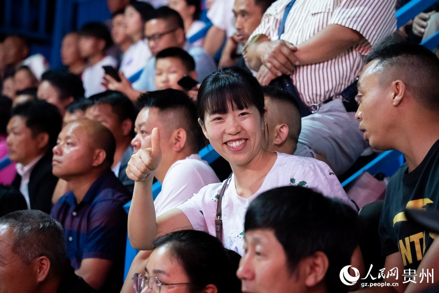 在現場觀看比賽的觀眾。人民網記者 涂敏攝