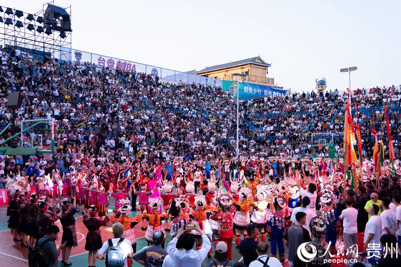 5 賽前進行的民族文化展演。人民網記者 涂敏 攝