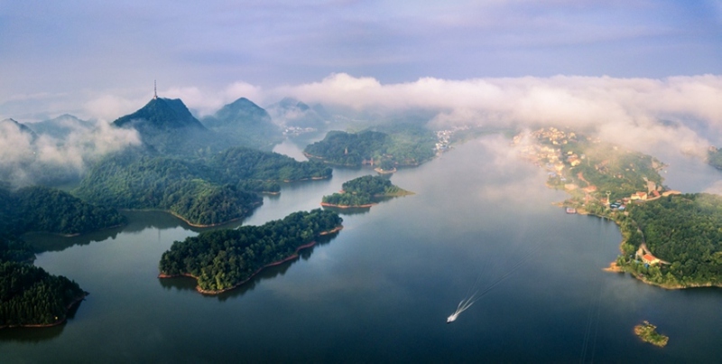 霧鎖紅楓湖。彭澤良攝