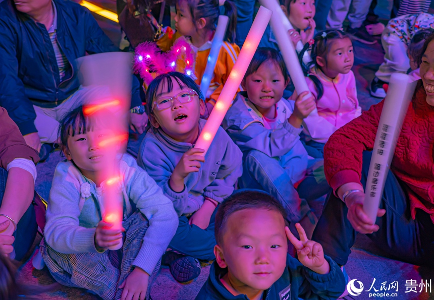 貴陽路邊音樂會全新升級唱響“五一”。人民網 陽茜攝