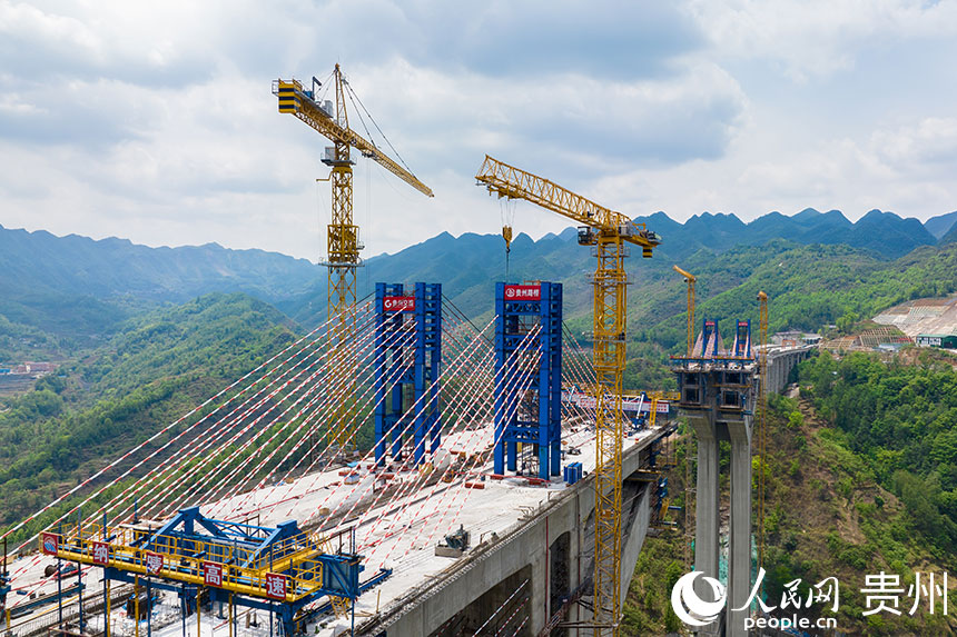 建設中的六枝特大橋。人民網 涂敏攝