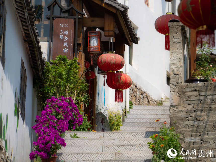 村落中隱藏著許多具有特色的民宿。人民網 陽茜攝