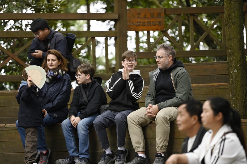 2024年5月1日，游客在貴州省從江縣丙妹鎮岜沙苗寨景區觀看表演。