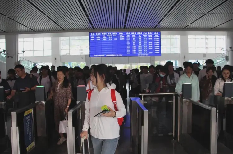 出行的旅客。