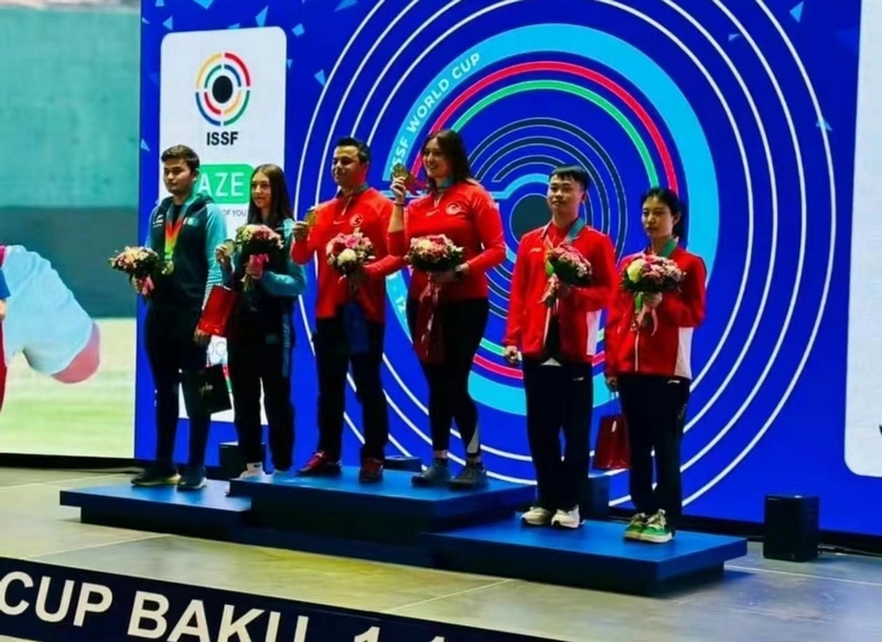 謝瑜（右2）、李雪（右1）在領獎臺。