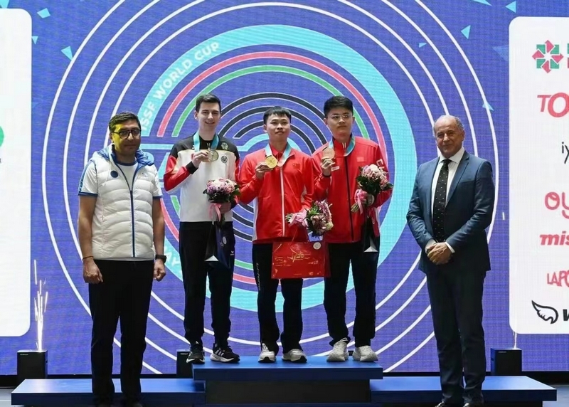 謝瑜（中）奪得十米氣手槍個人冠軍。