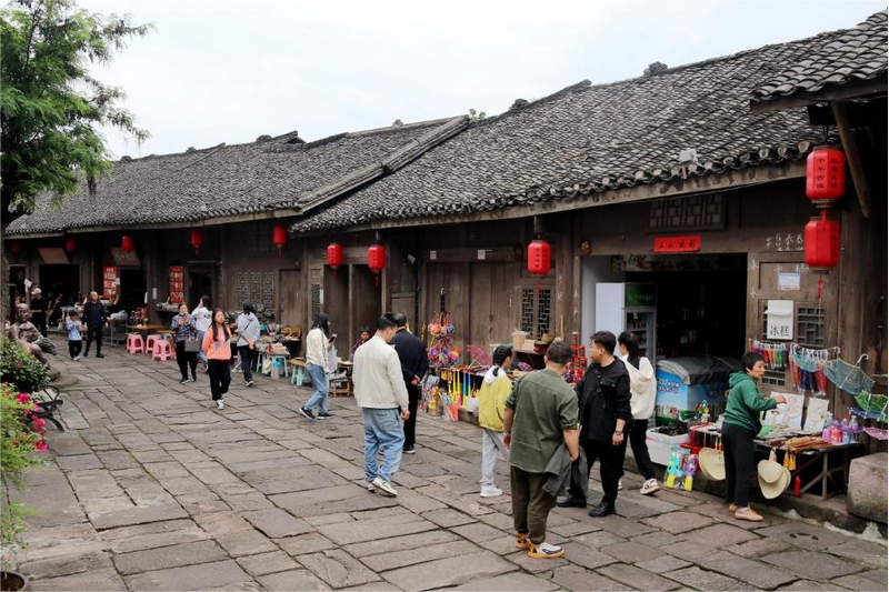 游客參觀老街古民居。