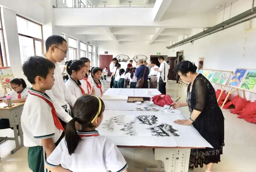 圖為“童心向黨·老少共繪美麗中國”創作現場。