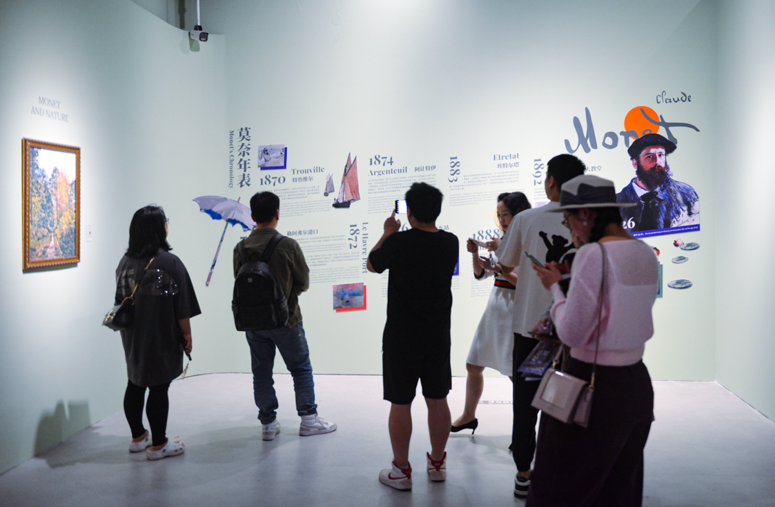 游客觀看莫奈年表。鐵建地產貴州公司供圖