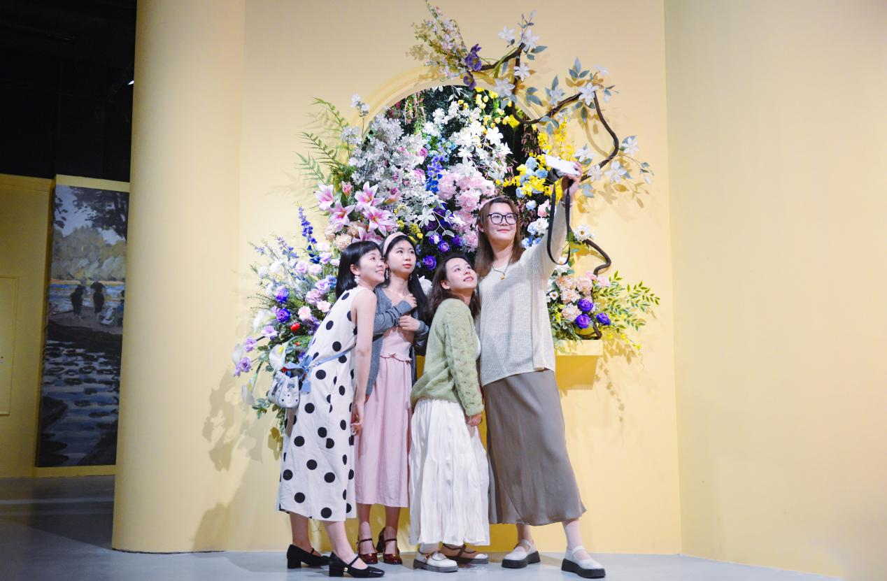 打卡的游客。鐵建地產貴州公司供圖