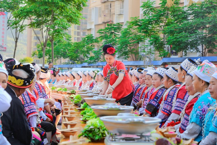 吳篤指導群眾制作酸湯。貴州省農業農村廳供圖