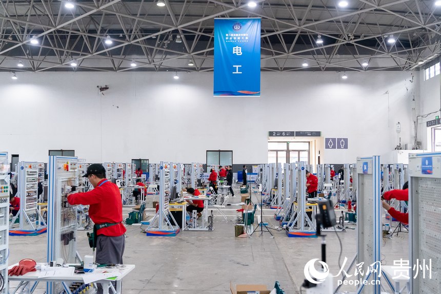 第二屆全國鄉村振興職業技能大賽電工賽項現場。人民網記者 涂敏攝
