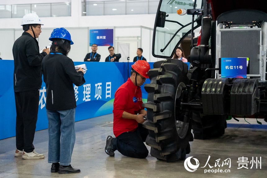 第二屆全國鄉村振興職業技能大賽農機修理賽項現場。人民網記者 涂敏攝