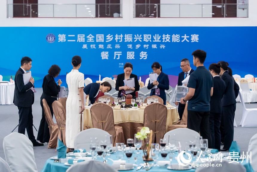 第二屆全國鄉村振興職業技能大賽餐廳服務賽項現場。人民網記者 涂敏攝