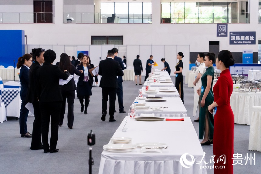 第二屆全國鄉村振興職業技能大賽餐廳服務賽項現場。人民網記者 涂敏攝