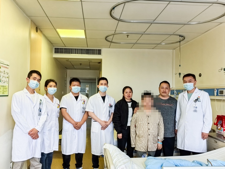 牛玉林團隊與小陳一家合影留念。貴州醫科大學附屬醫院供圖