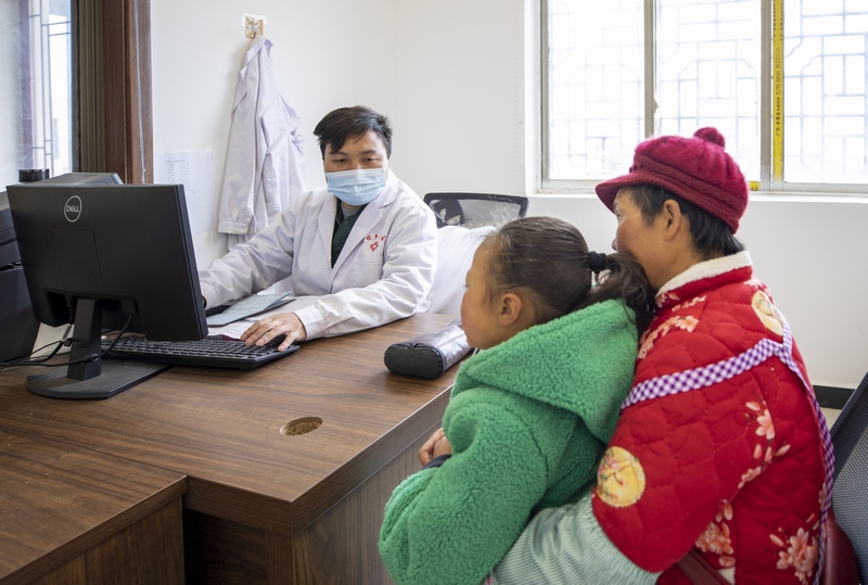 從2022年起，赫章縣河鎮鄉衛生院被貴州省衛健委指定為赫章縣首家縣域醫療次中心建設單位以來，現已建成全縣首家縣域醫療次中心，逐步形成“小病不出村、常見病不出鄉、大病不出縣”的分級診療新格局。這是村民帶孩子診斷病情。 李學友攝