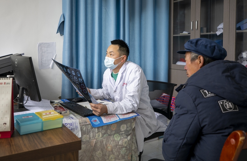 從2022年起，赫章縣河鎮鄉衛生院被貴州省衛健委指定為赫章縣首家縣域醫療次中心建設單位以來，現已建成全縣首家縣域醫療次中心，逐步形成“小病不出村、常見病不出鄉、大病不出縣”的分級診療新格局。這是醫務人員為患者查看CT片。 李學友攝