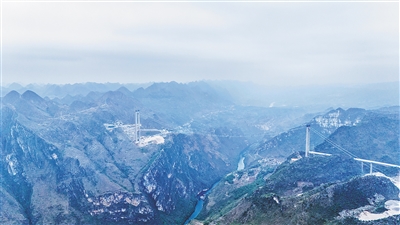 建設中的花江峽谷大橋。