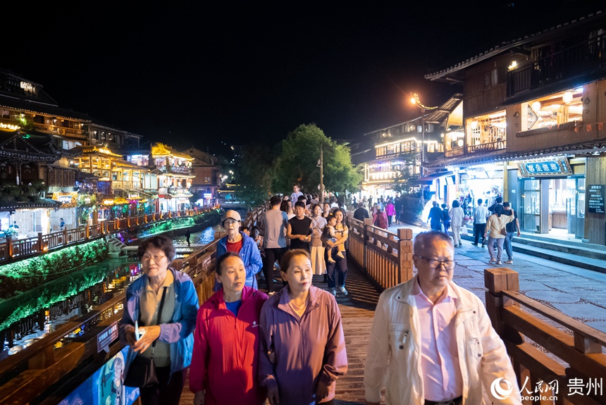 游客在西江苗寨內游覽。人民網記者 涂敏攝