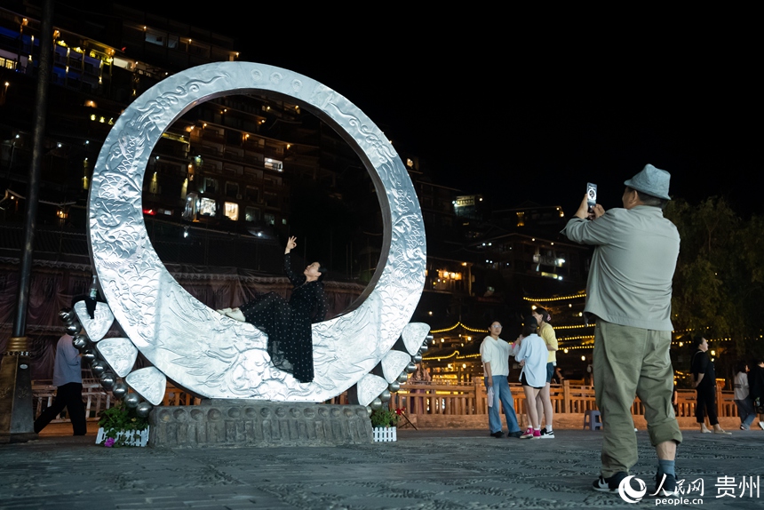 游客在西江苗寨內打卡拍照。人民網記者 涂敏攝