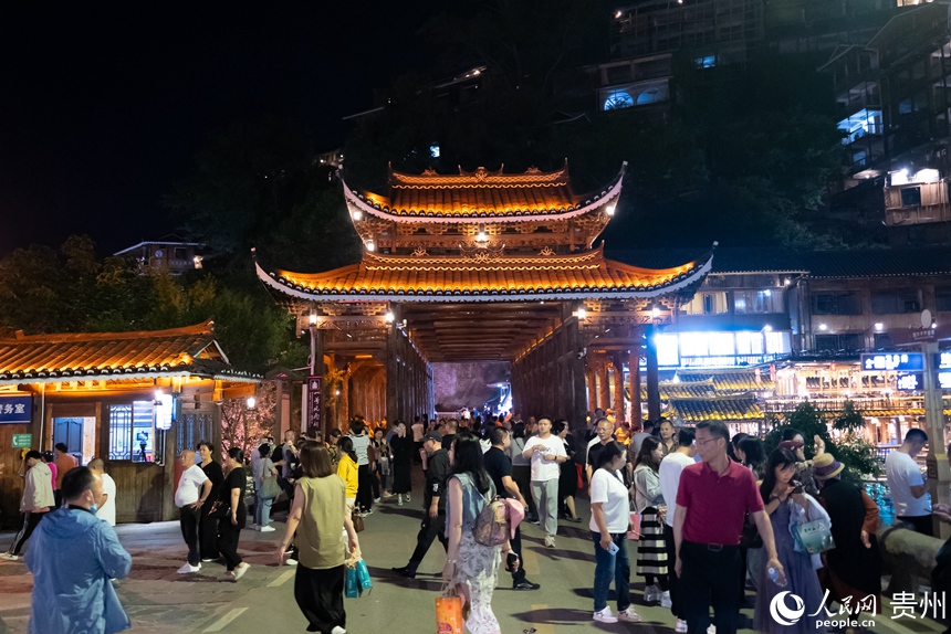 游客在西江苗寨內游覽。人民網記者 涂敏攝