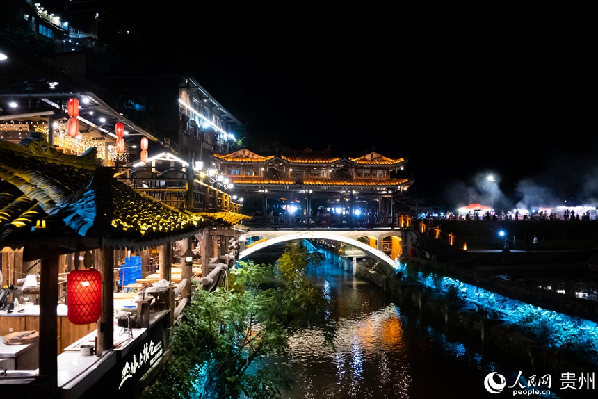 夜幕下的西江苗寨。人民網記者 涂敏攝
