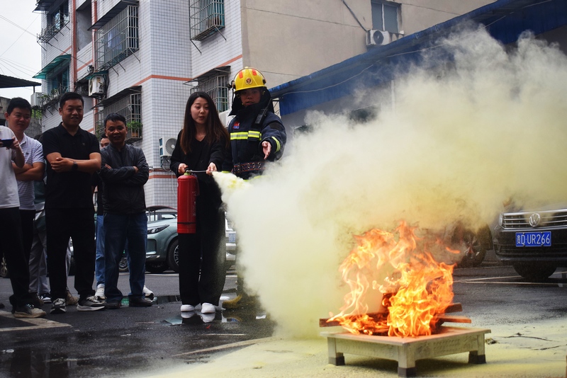 德江消防走進企業開展知識培訓及滅火演練。