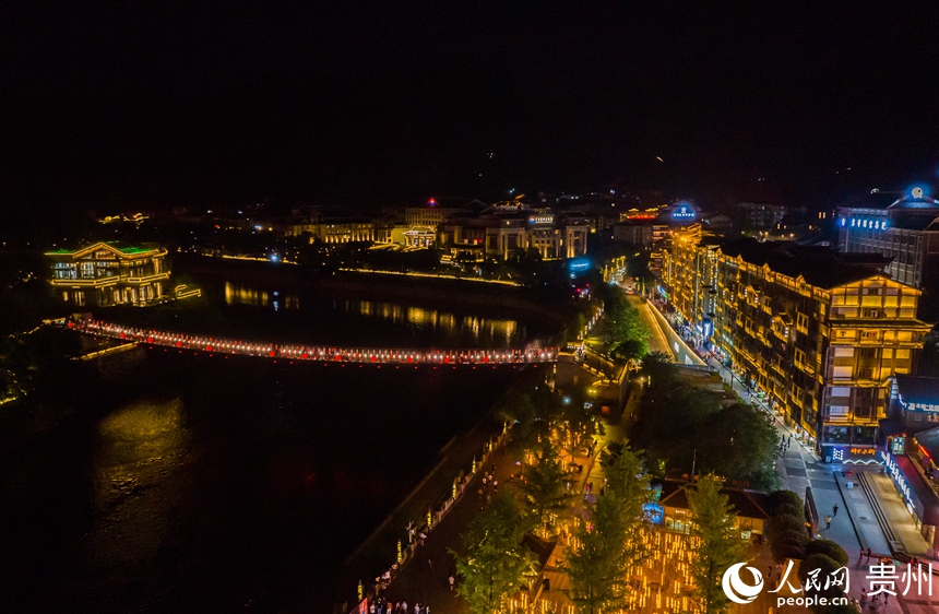航拍仁懷市茅臺鎮夜景。人民網 陽茜攝