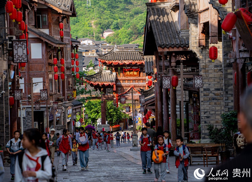 青石板路與古街兩旁的醬酒坊交相呼應。人民網 陽茜攝