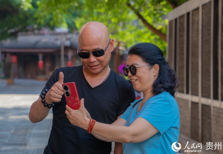 游客在楊柳灣古街游覽。人民網陽茜攝