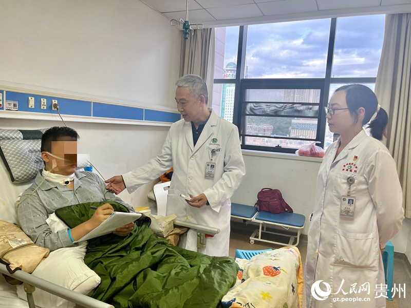 1.龔正鵬醫生與陳華容醫生為付先生解釋病情。人民網 李麗萍攝