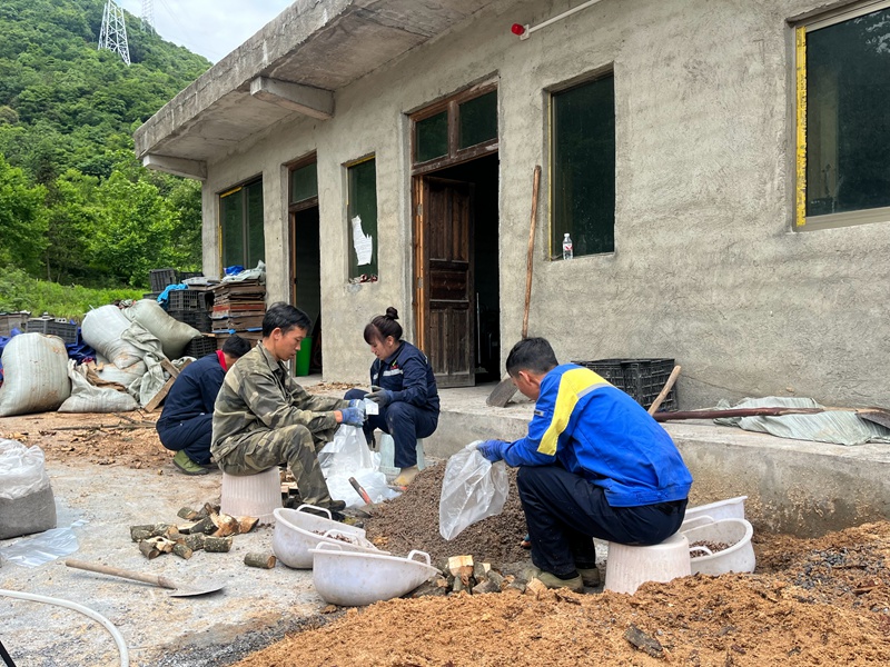 1、村民們正在裝袋。