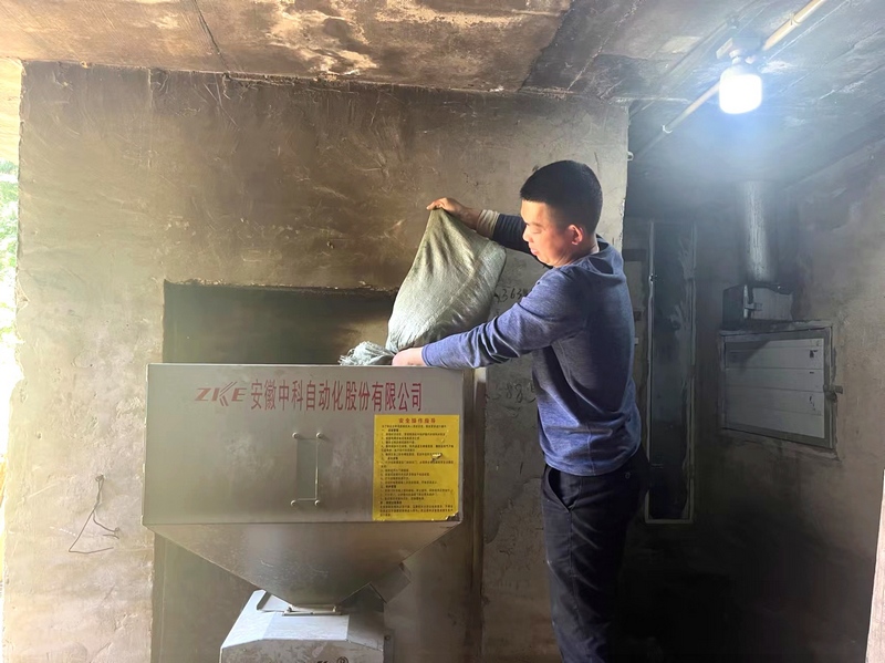 蔣澤友正在投放生物質燃料。李明燊攝