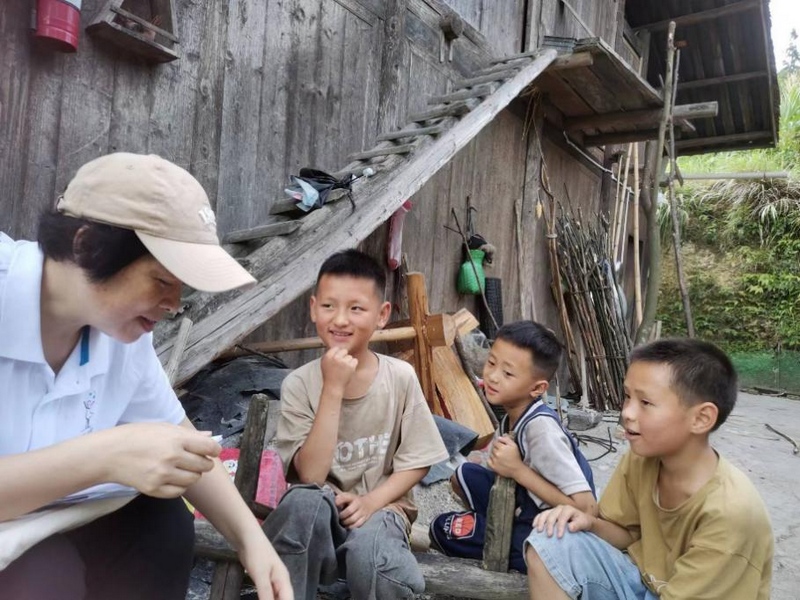 春暉社工通過親切自然的互動對兒童進行評估。