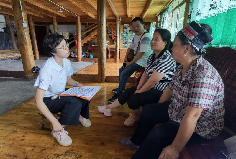 春暉社工向家長了解兒童情況。