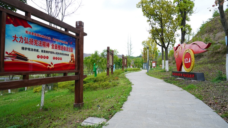 百里杜鵑憲法主題公園一隅。汪沙攝