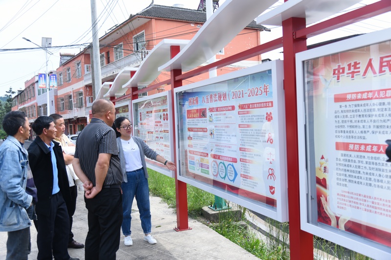 在普底鄉穎川村法治文化廣場，群眾們正在學習。秦清攝