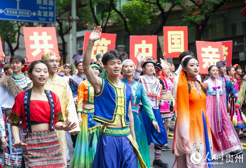 此次巡游隊伍中的民族團結方陣。人民網記者 高華攝