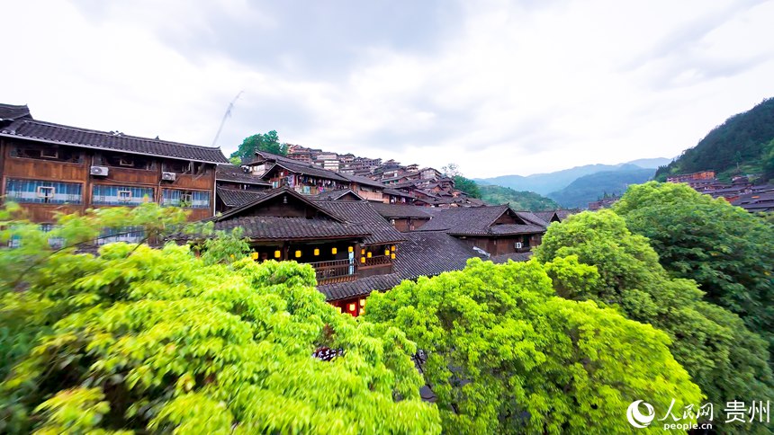 6 穿越機視角下的西江千戶苗寨。人民網記者 涂敏 攝